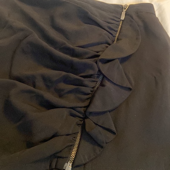 Zara • Basic Black Ruffle Mini Skirt - Picture 2 of 4